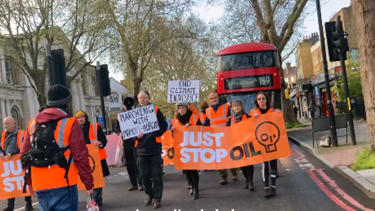 Ξανά στους δρόμους του Λονδίνου οι ακτιβιστές του "Just Stop Oil" - Κατέλαβαν το οδόστρωμα με πλακάτ και πανό (Βίντεο)