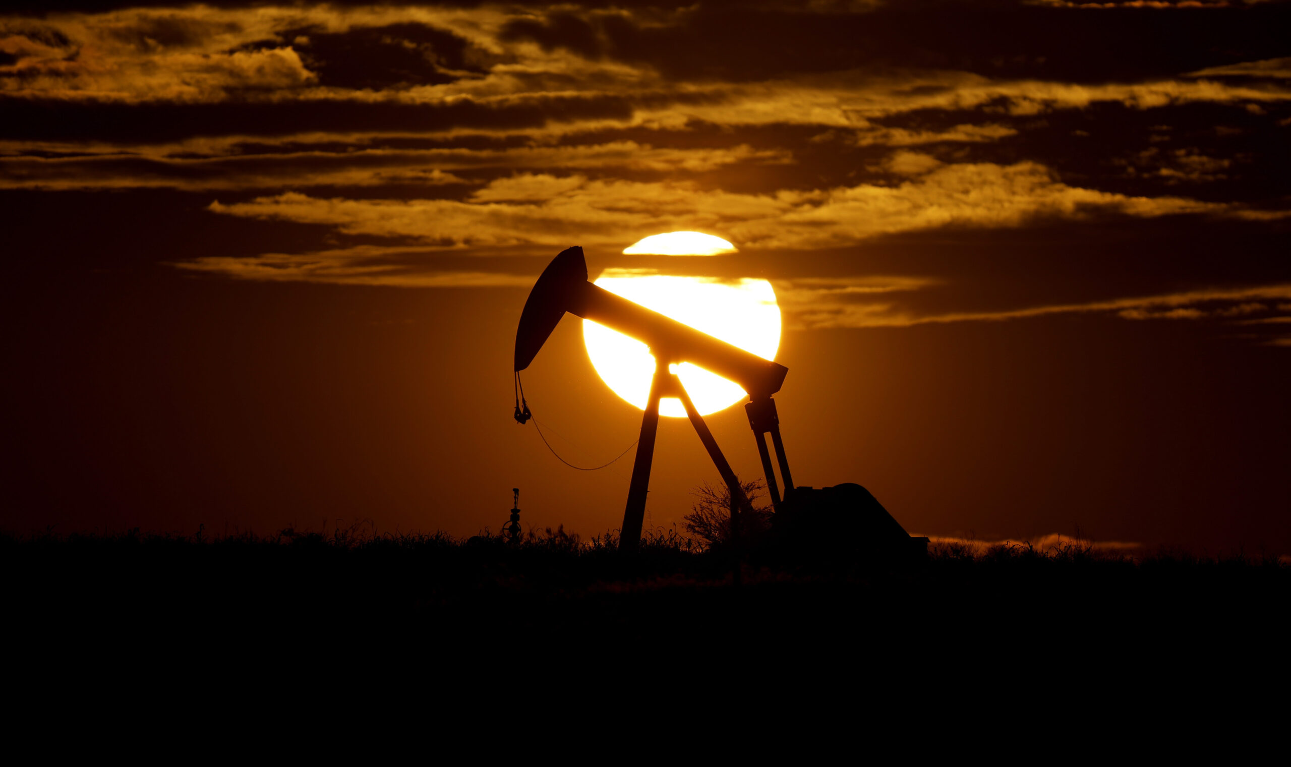 Ο ΟPEC + μείωσε την παραγωγή του πετρελαίου και προκάλεσε εκτόξευση της τιμής του Μαύρου Χρυσού