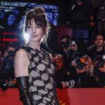 Ο διάβολος (τελικά) φοράει Versace: H Anne Hathaway στη νέα καμπάνια του οίκου