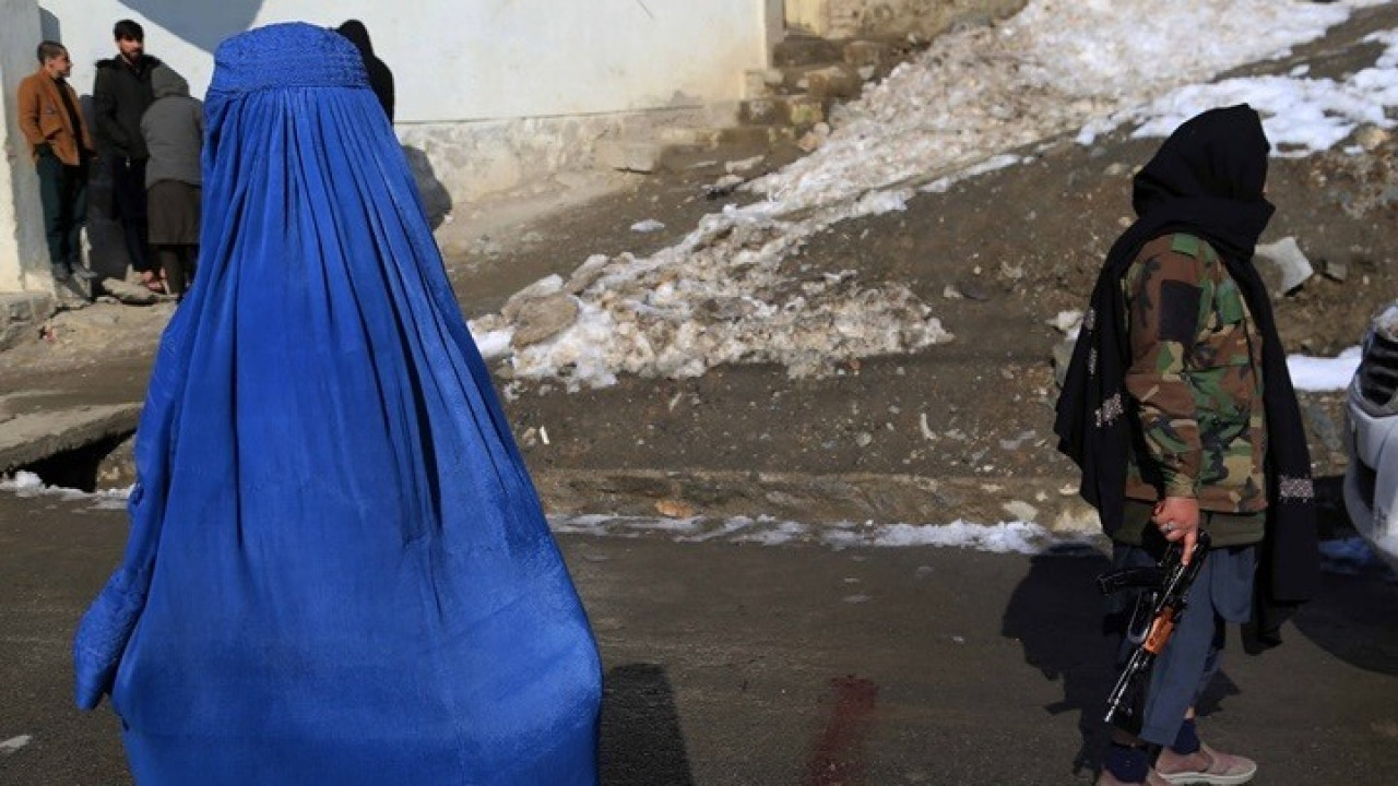 Οι Ταλιμπάν απαγορεύουν στις Αφγανές να εργαστούν για τον OHE
