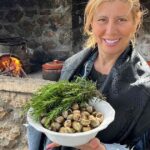 Πάσχα στην Κρήτη για τη Ζήνα Κουτσελίνη: Η απλή εμφάνιση, η παραδοσιακή κουζίνα και οι ρακές