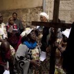 Πάσχα των Καθολικών: Κατανυκτική η ατμόσφαιρα στον Πανάγιο Τάφο και το Βατικανό