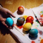 Πασχαλινά αυγά: 3 tips για να βγάλεις τη βαφή από τα χέρια σου