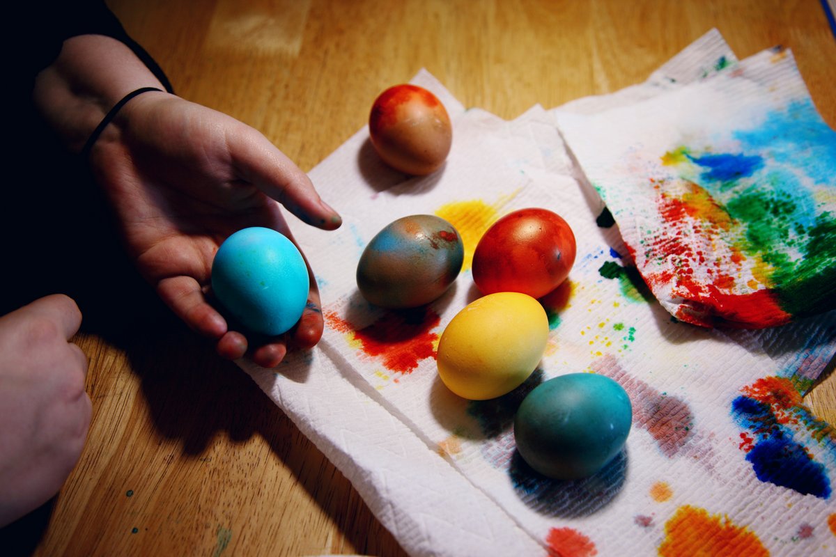 Πασχαλινά αυγά: 3 tips για να βγάλεις τη βαφή από τα χέρια σου