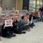 Πειραιάς: Διαμαρτυρία ακτιβιστών σε σούπερ μάρκετ για τη σφαγή αμνοεριφίων το Πάσχα