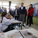 Περιοδεία Μητσοτάκη στην Πετρούπολη και επίσκεψη σε σχολείο στους Αγίους Αναργύρους