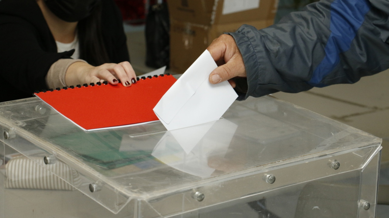 Πρόθεση ψήφου: Στις 4,4 μονάδες η διαφορά της ΝΔ έναντι του ΣΥΡΙΖΑ, με βάση οχτώ δημοσκοπήσεις