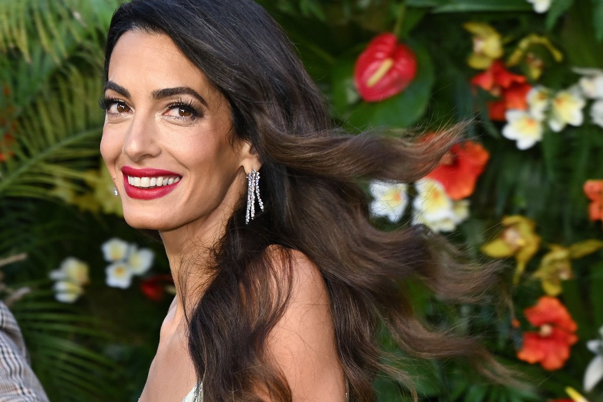 Πόσο συχνά πρέπει να λούζεσαι σύμφωνα με τη hair expert της Amal Clooney