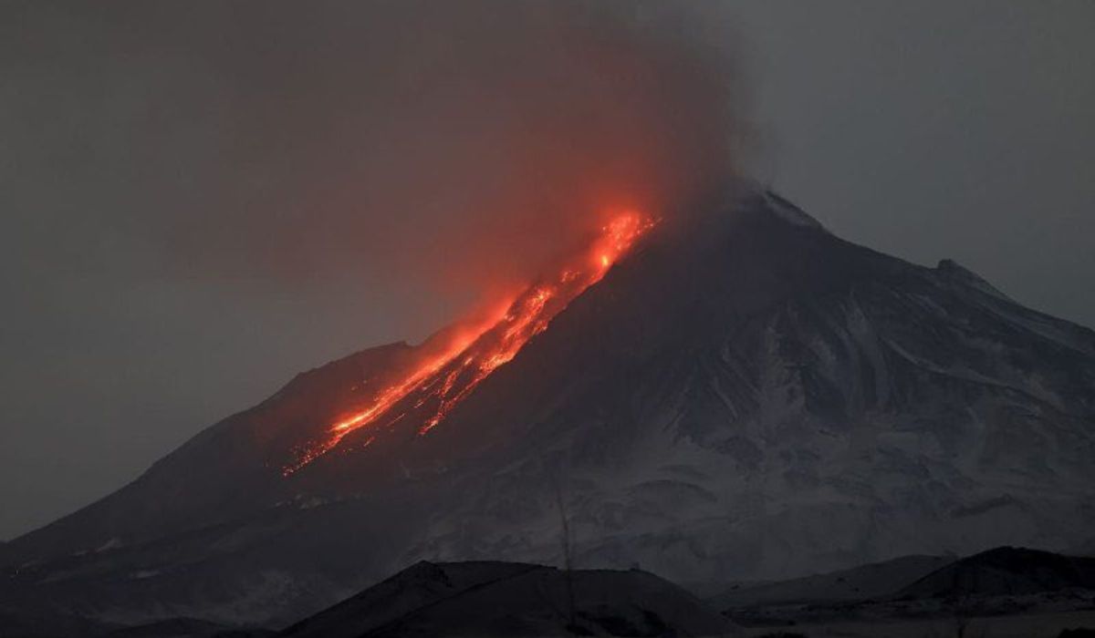 Ρωσία: Έκρηξη στο ηφαίστειο Σιβέλιτς – Κίνδυνος για τις αερομεταφορές – Απόκοσμες εικόνες (photos/videos)