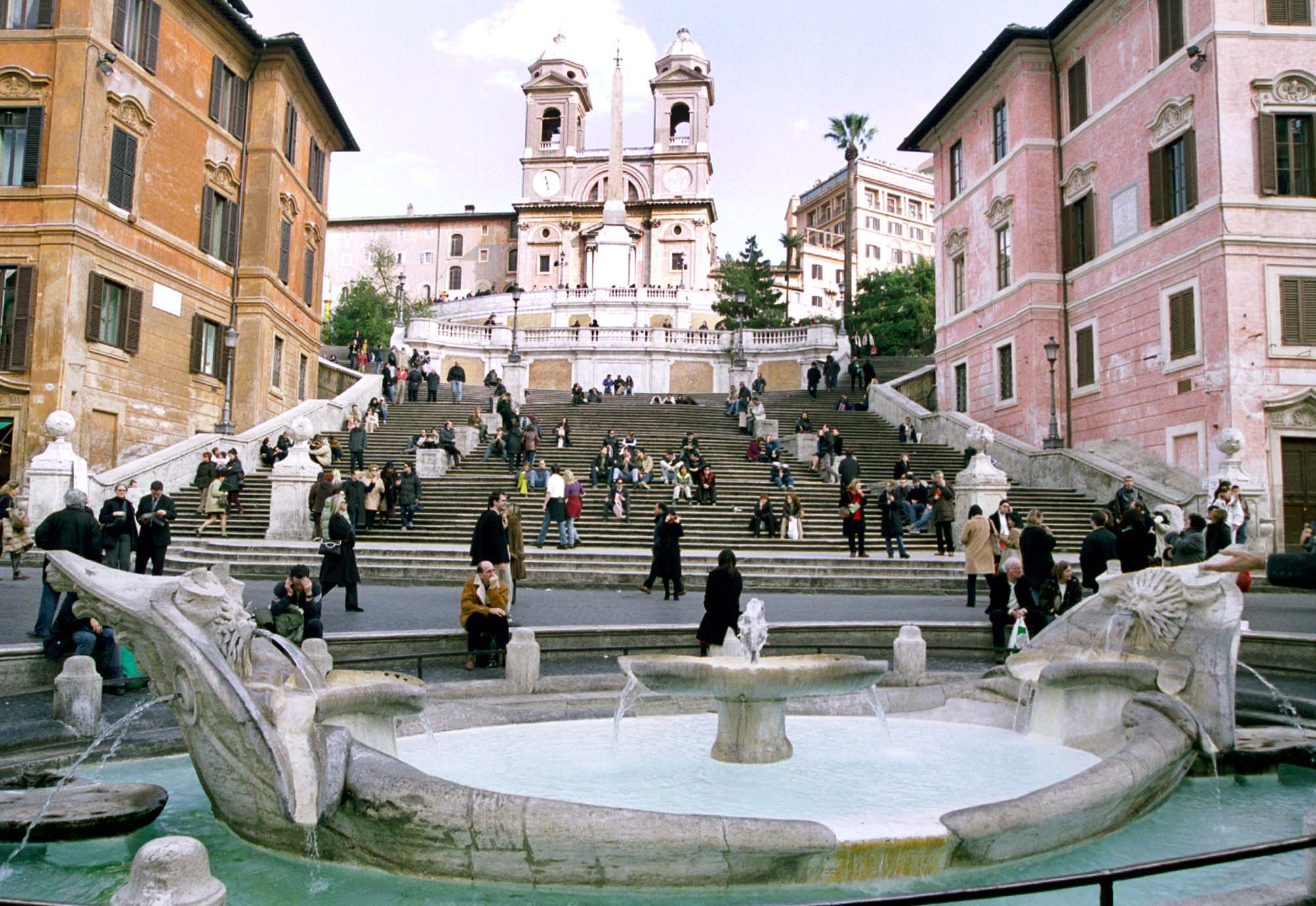 Ρώμη: Έριξαν μαύρη μπογιά στο ιστορικό σιντριβάνι της Piazza di Spagna 