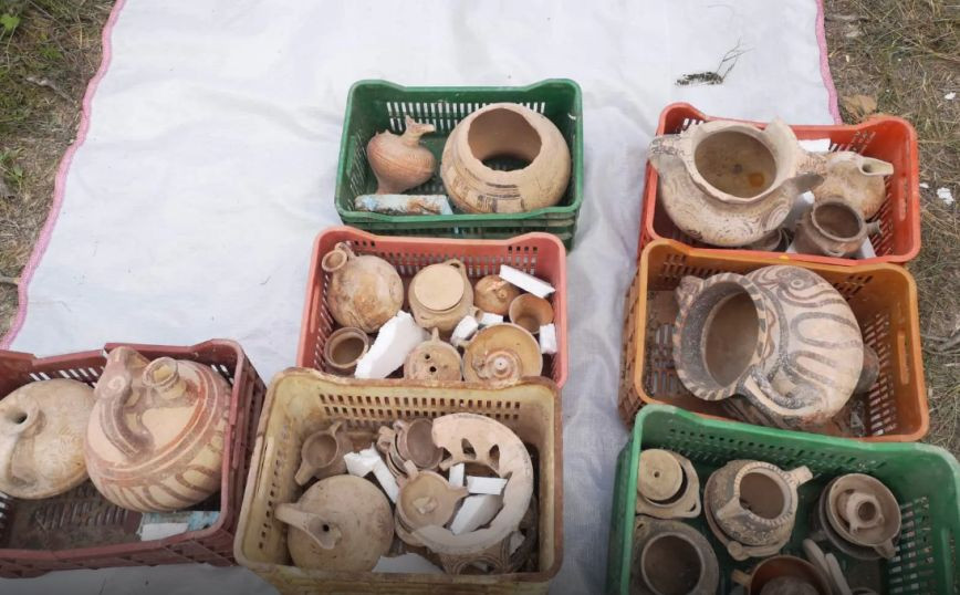 Συνελήφθη ο διερμηνέας του κυκλώματος αρχαιοκαπηλίας στην Κρήτη – Η αποθήκη με τους θησαυρούς