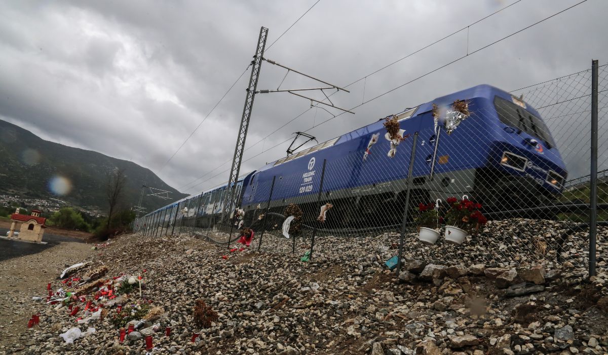 Τέμπη: Η στιγμή που το τρένο πέρασε από το σημείο της τραγωδίας (Video/Photo)
