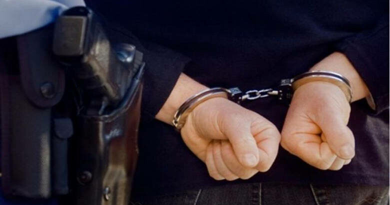 Τέσσερις συλλήψεις νεαρών για ληστείες σε βάρος πεζών στη Γλυφάδα