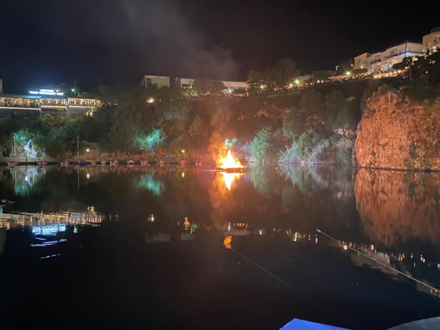 Το «κάψιμο του Ιούδα» στην λίμνη του Αγίου Νικολάου, ένα ξεχωριστό έθιμο (βίντεο)