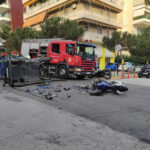 Τροχαίο – σοκ στον Άλιμο: Οδηγός μηχανής «καρφώθηκε» μέσα στην καμπίνα του αυτοκινήτου και σκοτώθηκε