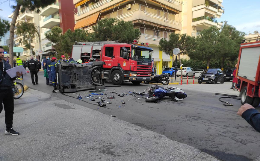Τροχαίο – σοκ στον Άλιμο: Οδηγός μηχανής «καρφώθηκε» μέσα στην καμπίνα του αυτοκινήτου και σκοτώθηκε