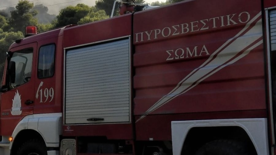 Φωτιά ξέσπασε σε αυτοκίνητο εν κινήσει στη Θεσσαλονίκη, έχει διακοπεί η κυκλοφορία