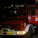 Φωτιά σε πυλωτή πολυκατοικίας στα Σεπόλια - Στις φλόγες 4 οχήματα και 2 μοτοσικλέτες