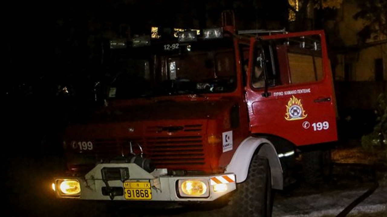 Φωτιά σε πυλωτή πολυκατοικίας στα Σεπόλια - Στις φλόγες 4 οχήματα και 2 μοτοσικλέτες
