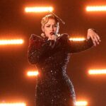 Eurovision 2023: Η εξωτική La Zarra τραγουδά για τη "μεγάλη Γαλλία" μέσα σε μια μαύρη θάλασσα