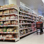 Έφοδος από αντιεξουσιαστές σε σούπερ μάρκετ στην Πάτρα – Άρπαξαν τρόφιμα και τα μοίρασαν στη λαϊκή αγορά