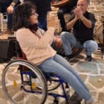 Αμοργός: Κορίτσι χορεύει «μπάλο» με το αναπηρικό της αμαξίδιο και συγκινεί 