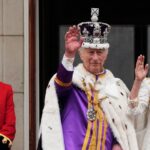 Βασιλιάς Κάρολος: Ο χαιρετισμός από το μπαλκόνι των ανακτόρων