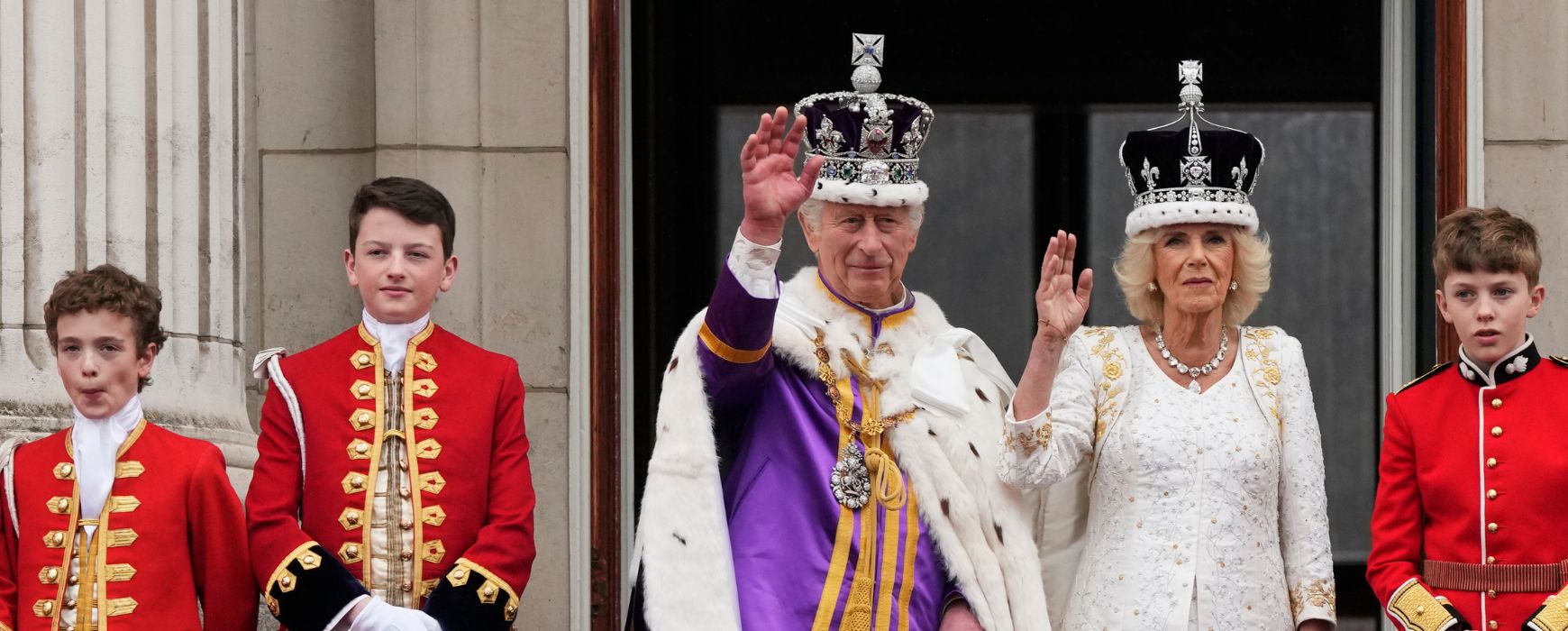 Βασιλιάς Κάρολος: Ο χαιρετισμός από το μπαλκόνι των ανακτόρων