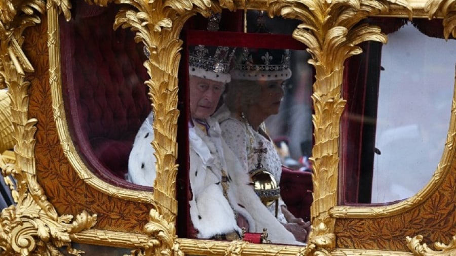 Βρετανία: Ο Κάρολος στέφθηκε βασιλιάς - Όλα όσα έγιναν στην ιστορική τελετή της στέψης
