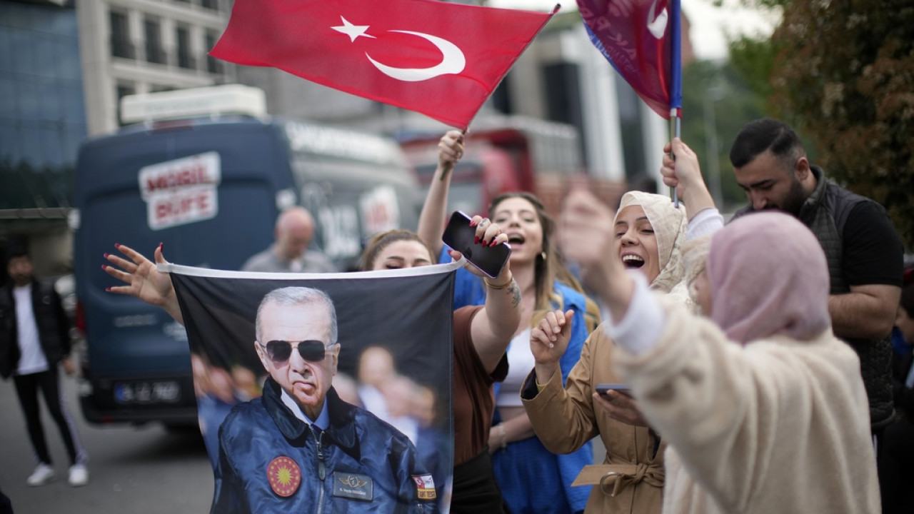 Εκλογές στην Τουρκία: Στο εξωτερικό ξεκίνησαν να ψηφίζουν για τον β' γύρο - Κάλπες σε 73 χώρες