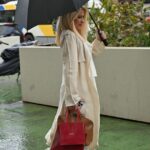 Ελένη Μενεγάκη: Τα ψώνια στο κέντρο της Αθήνας και οι πόζες στους παπαράτσι με την ομπρέλα της!