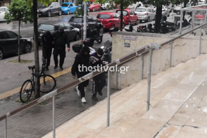 Ελεύθεροι οι δύο «παρκουρίστες» που προκάλεσαν φωτιά και εγκλωβίστηκαν σε ταράτσα στη Θεσσαλονίκη