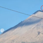 Ηφαίστειο μοιάζει να ξερνάει «UFO»: Η φωτογραφία που έγινε viral