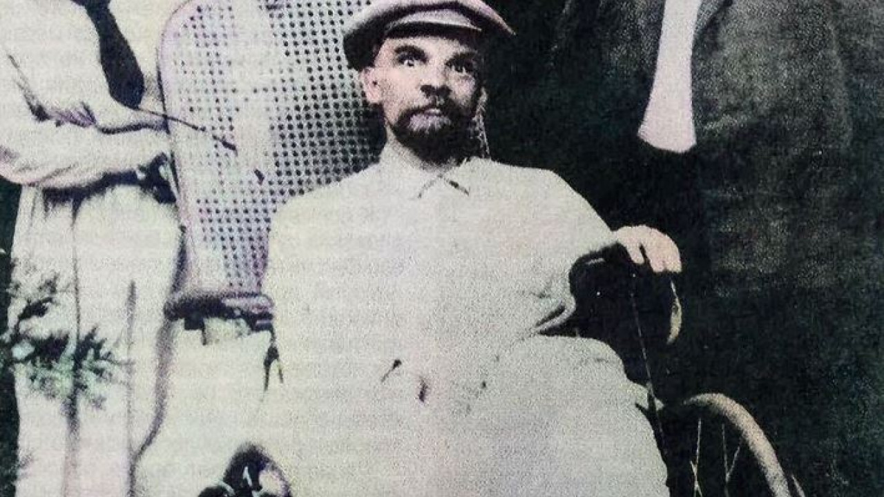 Ιστορική φωτογραφία: Ο Λένιν παράλυτος σε αναπηρική καρέκλα λίγο πριν πεθάνει 