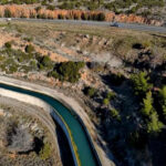 Ο δρόμος του νερού: Το γιγαντιαίο έργο υδροδότησης της Αττικής από ψηλά