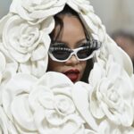 Οι καμέλιες του οίκου Chanel κυριάρχησαν στο χαλί του Met Gala 2023. Φέτος, φοράμε μόνο λουλούδια