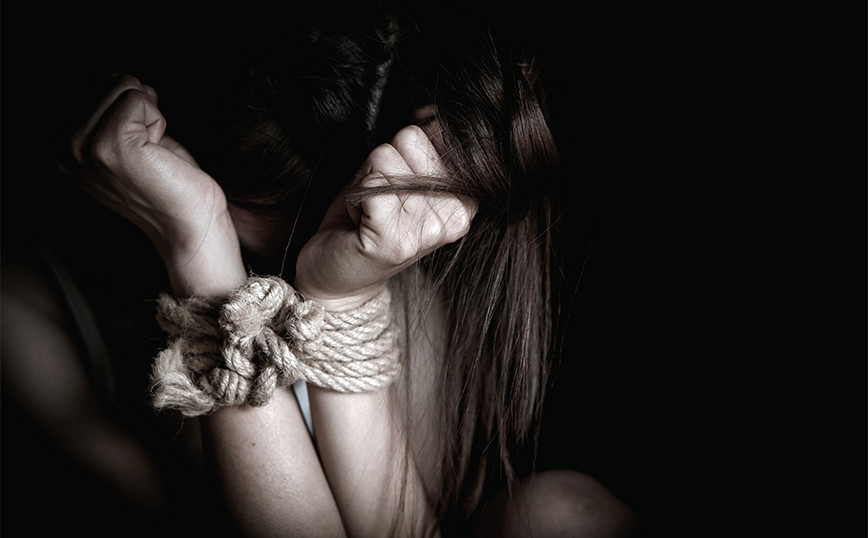 Ομαδικός βιασμός 22χρονης στον Τύρναβο: Ελεύθεροι με όρους οι 4 ανήλικοι κατηγορούμενοι