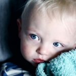 Σύνδρομο ξεχασμένου μωρού: Πώς μπορεί ένας γονιός να ξεχάσει το παιδί του στο αυτοκίνητο; Η ειδικός απαντά