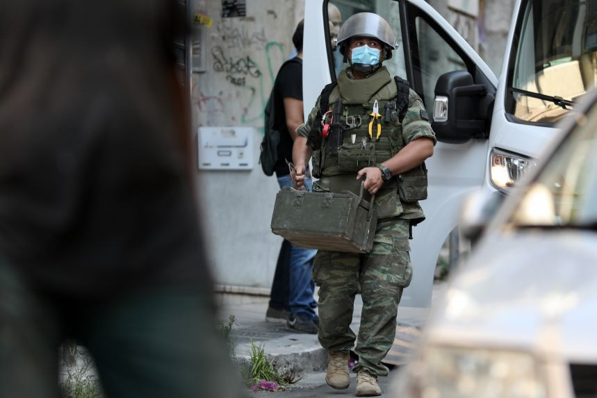 Χειροβομβίδα στη Γλυφάδα: Συνελήφθη 45χρονος ανθυπασπιστής του Λιμενικού – Βρέθηκαν αρκετά όπλα στο σπίτι του