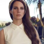 Χωρίς ρετούς: Η Lana Del Rey φωτογραφίζεται με θαυμάστριά της και κλείνει στόματα