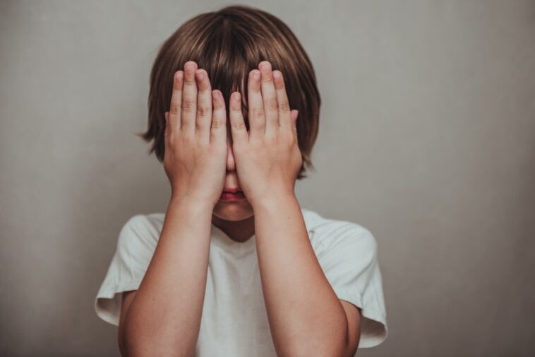 3 φράσεις που τσακίζουν τη συναισθηματική νοημοσύνη των παιδιών
