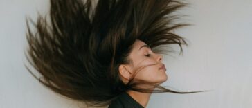 4 sprays που προστατεύουν τα μαλλιά όταν η υγρασία «χτυπάει» κόκκινο
