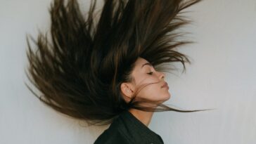 4 sprays που προστατεύουν τα μαλλιά όταν η υγρασία «χτυπάει» κόκκινο