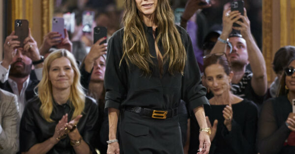 H Βικτόρια Μπέκαμ συνδυάζει το μαύρο φόρεμά της με σέξι διχτυωτό καλσόν