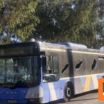Άνδρας εκτός εαυτού έσπαγε τα τζάμια λεωφορείου στην Αρτέμιδα και φώναζε «θα σας σκοτώσω» - Δείτε φωτογραφίες