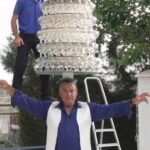 Εντυπωσιακό ρεκόρ Γκίνες: 62χρονος Κύπριος χορεύει με 319 ποτήρια στο κεφάλι του