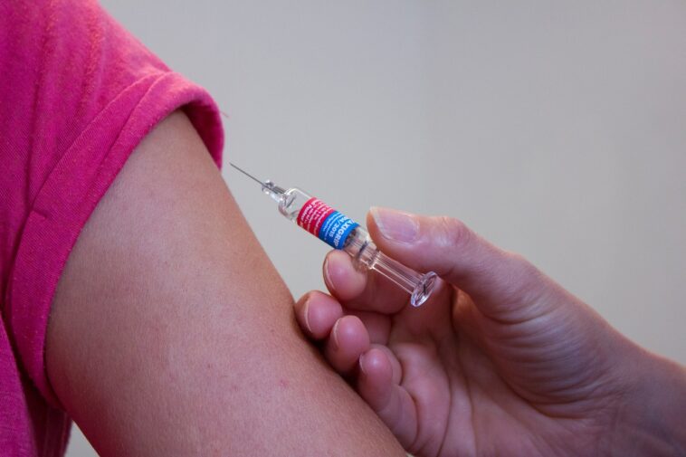 Επιστήμονες ανέπτυξαν καθολικό εμβόλιο που προστατεύει από 3 διαφορετικά στελέχη του κορονοϊού