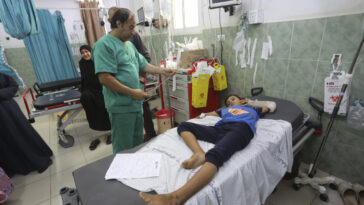 Εφιαλτικό σκηνικό στη Γάζα: Δεκάδες σοροί στο Ινδονησιακό νοσοκομείο- Γιατροί χειρουργούν σε διαδρόμους μετά τον βομβαρδισμό της Τζαμπαλίγια