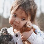 Η πιτσιρίκα που λατρεύει τις κότες και φωτογραφίζεται μαζί τους