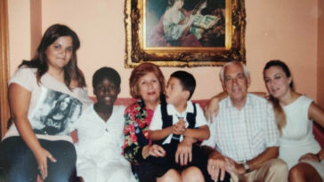 Η συγκινητική ιστορία της κας Βαρβάρας που έγινε ανάδοχη μητέρα σε 5 παιδιά: «Ήθελα να δώσω αγάπη»